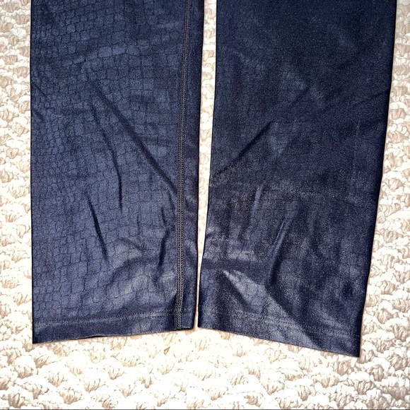 CARBON38 High Rise Full-length Legging in
Crocodile Takara Shine SIZE: Large - Picture 11 of 11